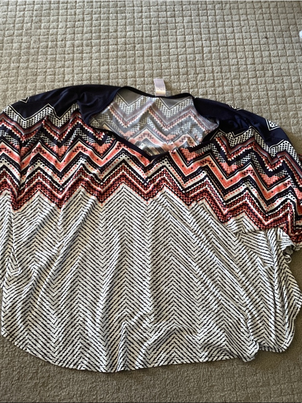 Short Sleeve V-Neck Chevron Print Top in Navy, Coral, and White